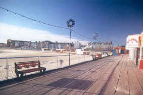 coast-great-yarmouth-pier.JPG (47416 bytes)